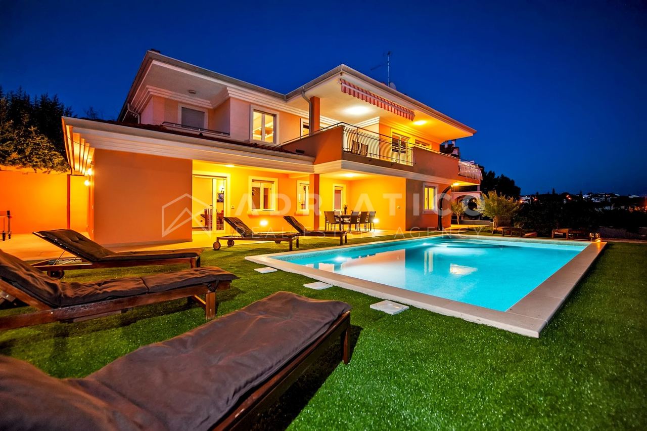 Rovinjsko Selo, an imposing villa with a swimming pool — image 1