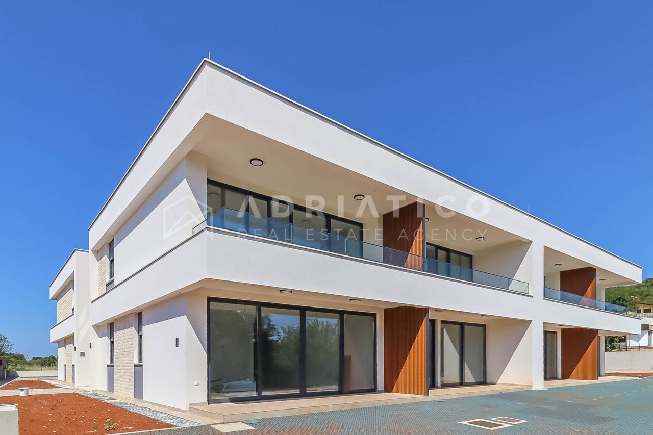 Rovinj, okolica – novogradnja 66,5 m² z vrtom in teraso — slika 1