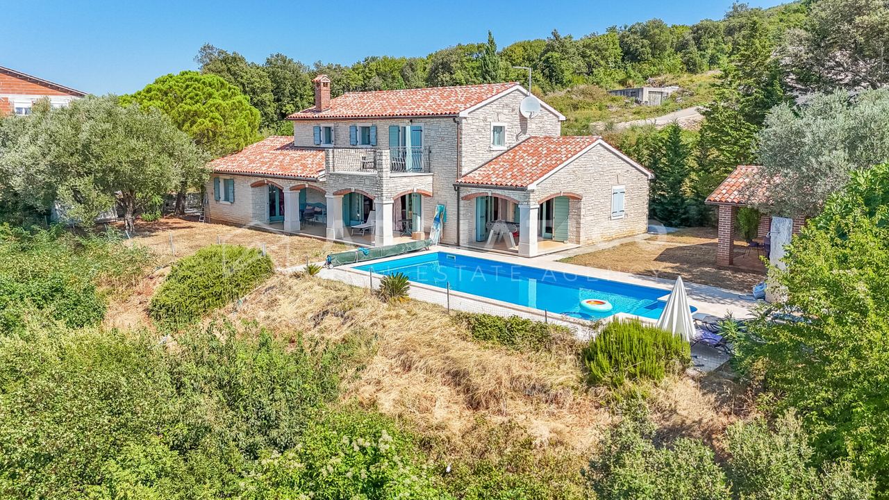Kuća u Raši, 210m², 4 sobe