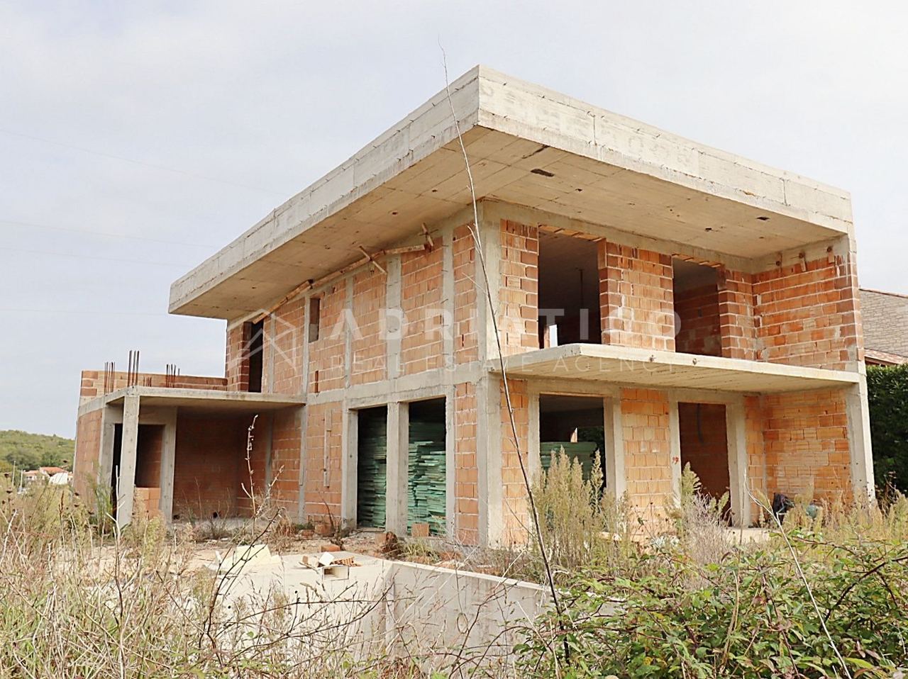 Rovinj, Umgebung, Einfamilienhaus mit Swimmingpool im Rohbau — Bild 1