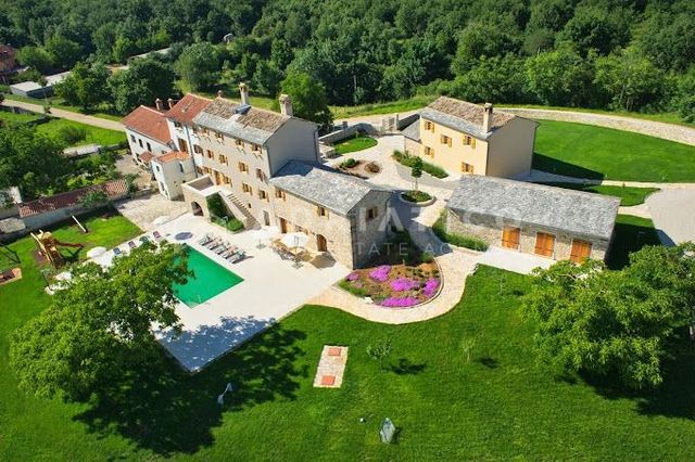 Kuća u Grožnjan, 1061m², 10 soba